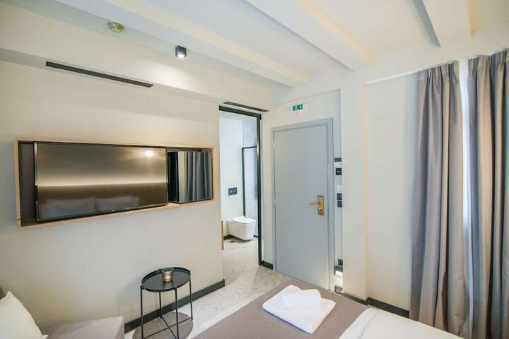 Room 5 of 77