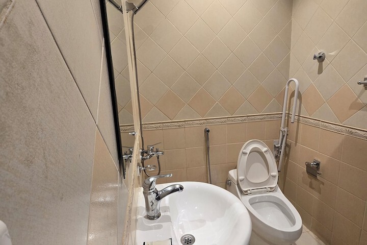 Room 10 of 24