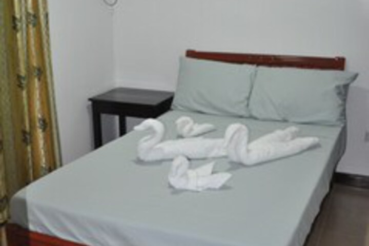 Room 9 of 12