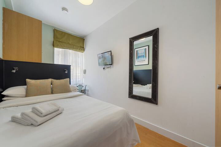Room 33 of 60