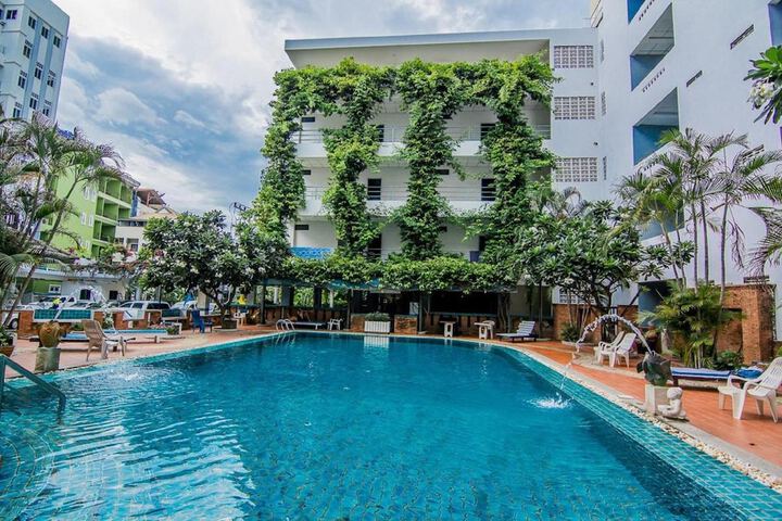 Hotel with Pool