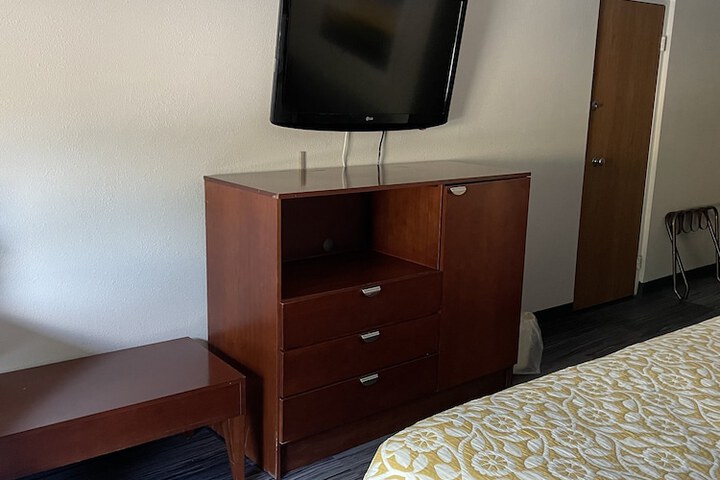 Room 8 of 16