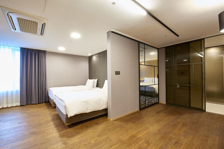 Room 28 of 48