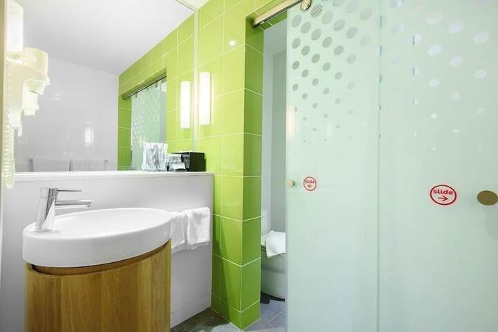 Room 4 of 28