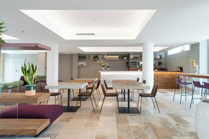 Lounge 72 of 82