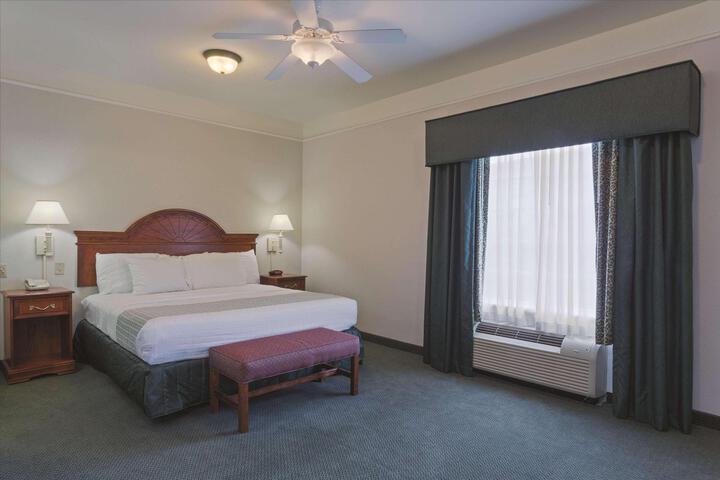 1 King Bed (4 of 12)