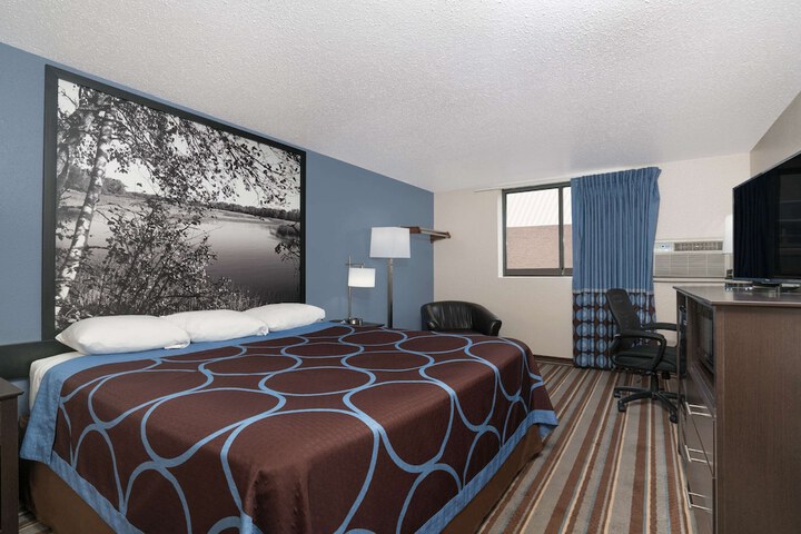 1 King Bed (3 of 4)