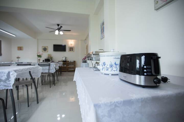 Dining 2 of 9