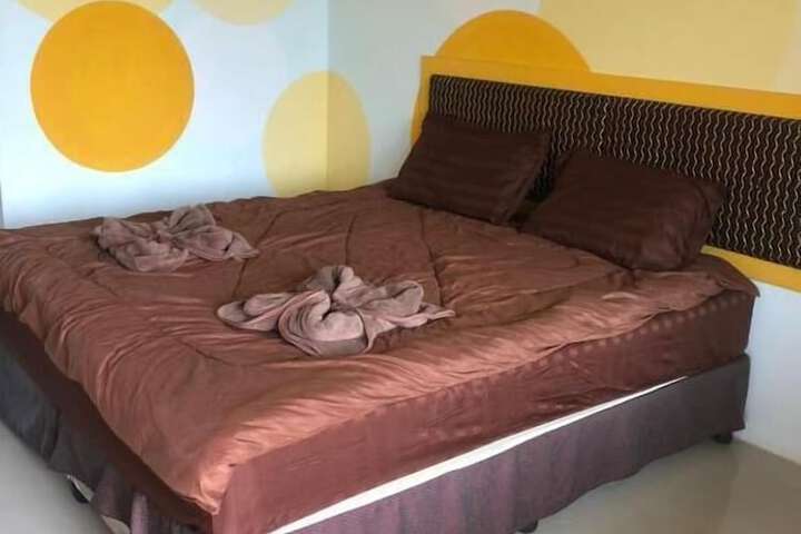 Room 5 of 18