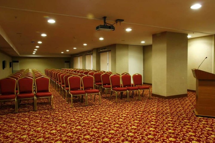 Ballroom/Hall 27 of 35