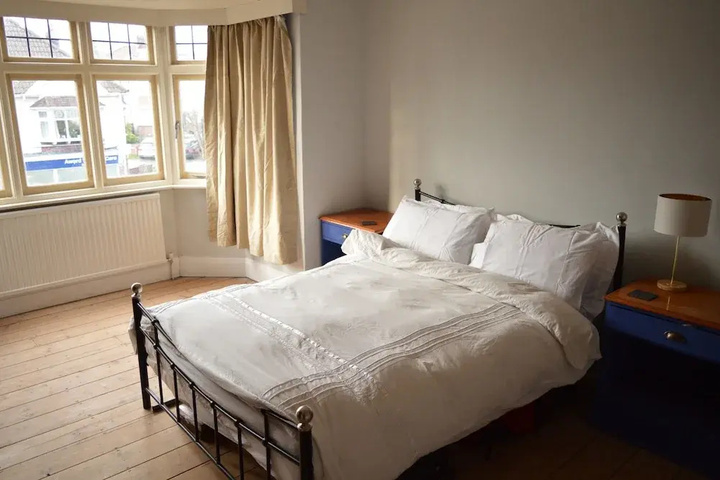 Room 4 of 10