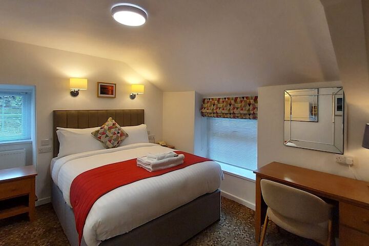 Room 6 of 28