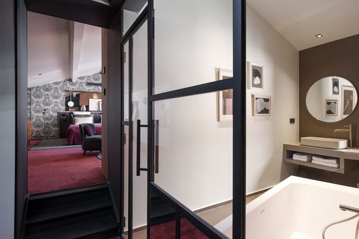 Room 32 of 285