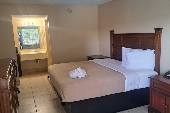 Deluxe King Bed Pool View (3 of 7)