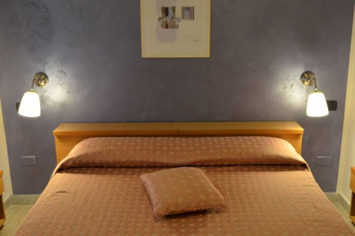 Room 9 of 33