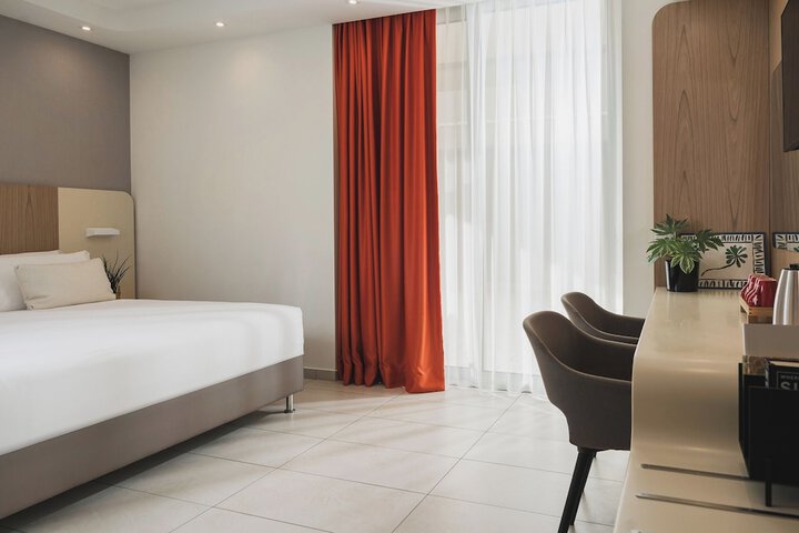 Room 32 of 153