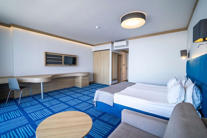 Room 16 of 122