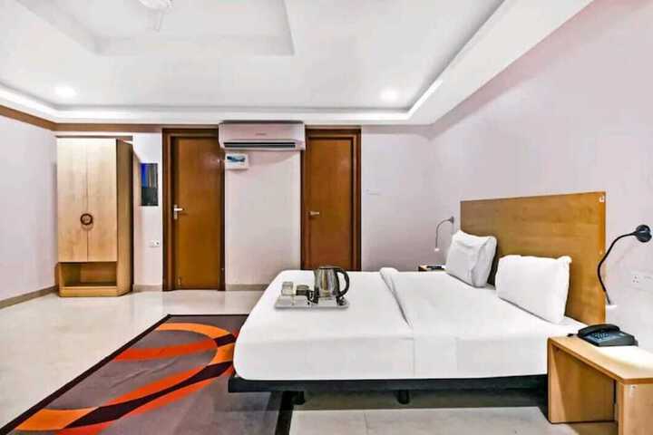 Room 4 of 9