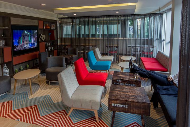 Lounge 53 of 69