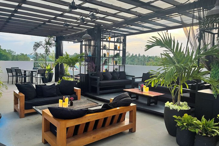 Lounge 38 of 42
