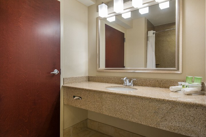 2 Queen Beds Standard Comm Accessible Tub (6 of 9)
