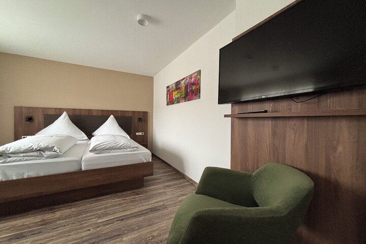 Room 10 of 27