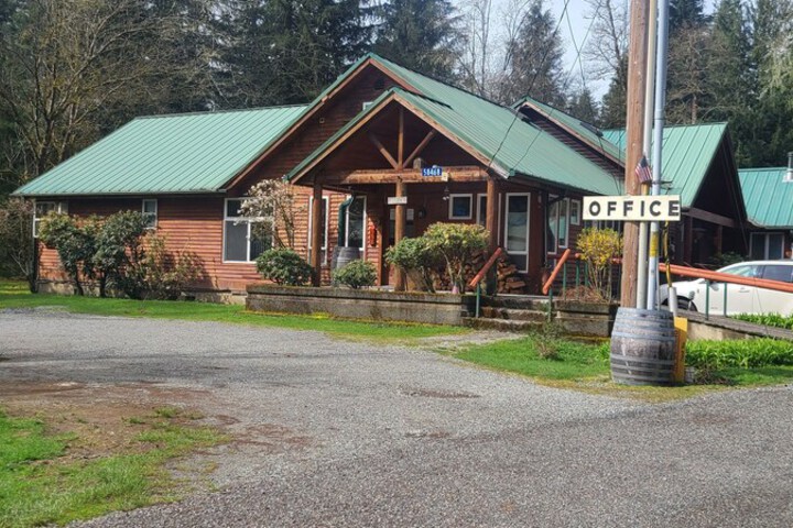Exterior of Glacier Peak Resort