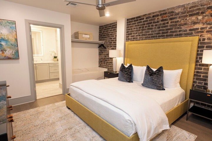 Room 100 of 371