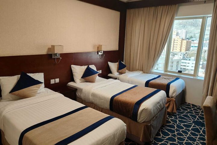 Room 4 of 9