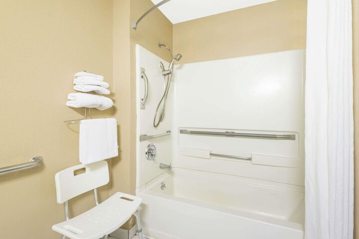 1 Queen Bed Accessible Room (2 of 6)