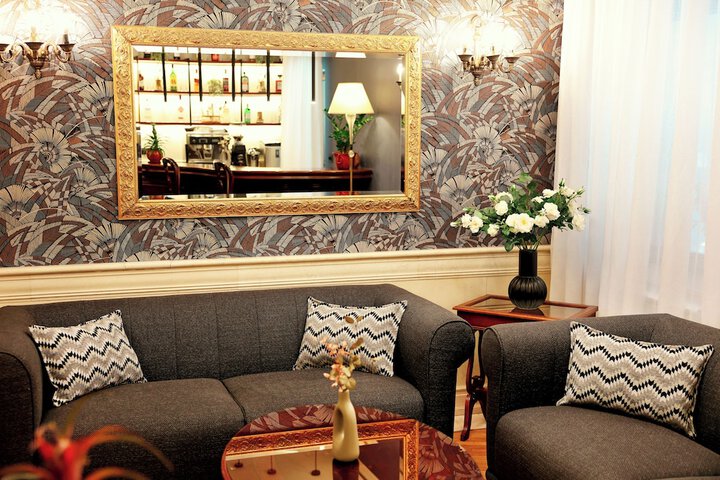 Lounge 83 of 88