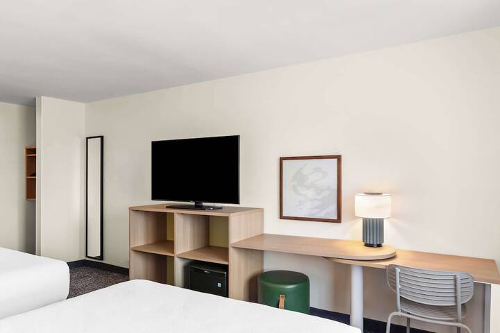 2 Queen Beds (2 of 6)
