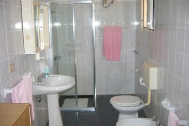 Room 2 of 33