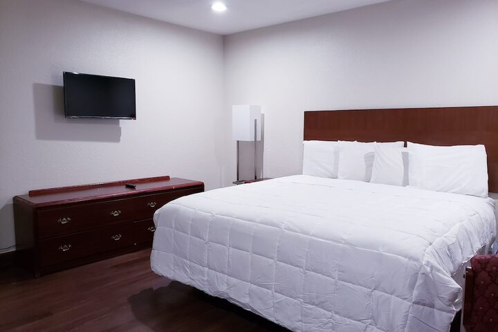 Single Room 1 King Bed (11 of 12)