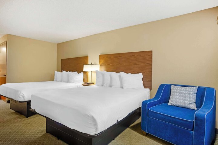2 Queen Beds Microwave and Refrigerator Full Breakfast (3 of 13)