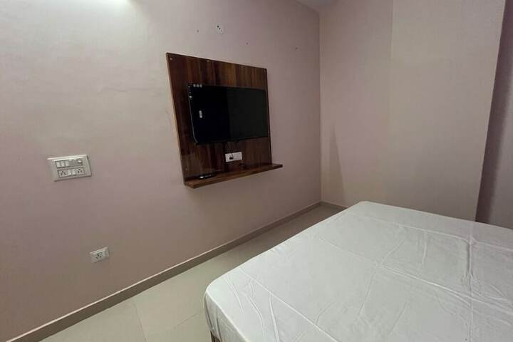 Room 5 of 18