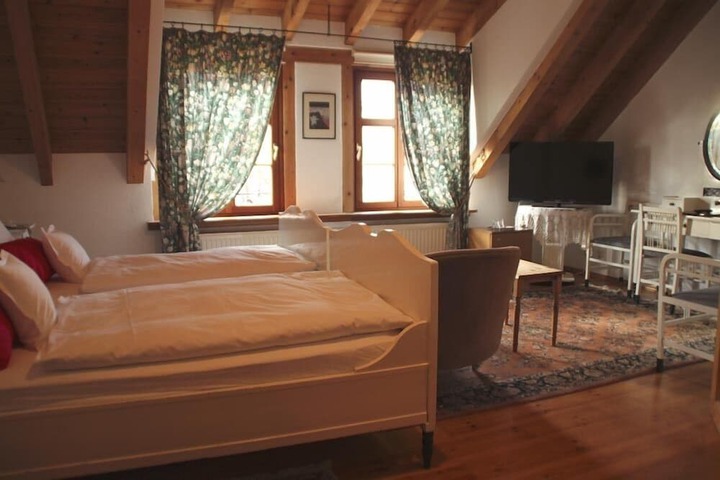 Room 13 of 36