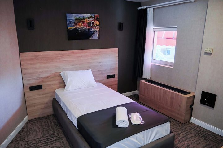 Room 9 of 21