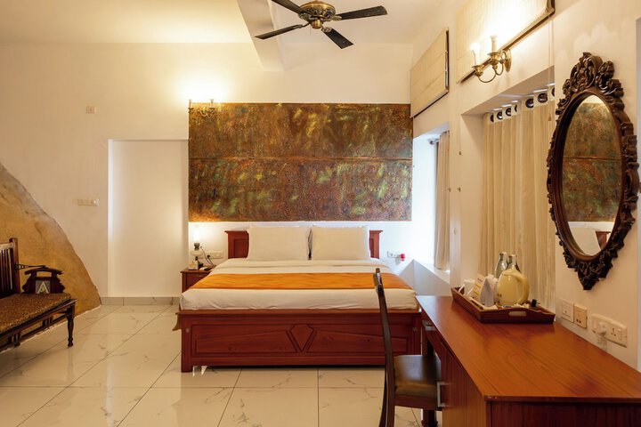 Room 12 of 80