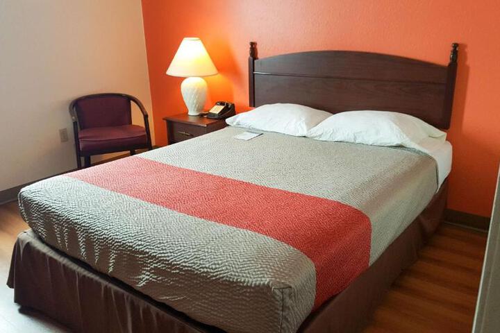 1 Queen Bed (11 of 12)