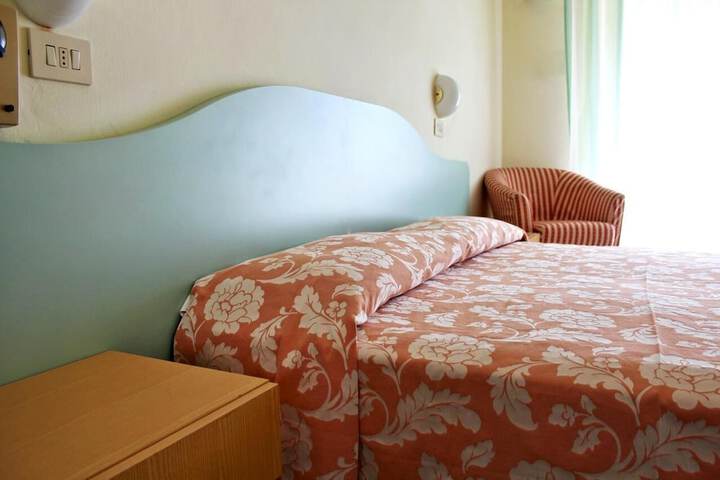Room 6 of 27