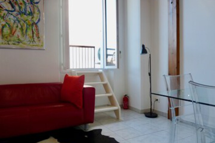 Room 10 of 28