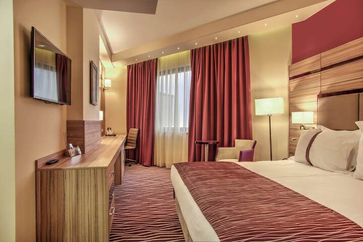 Room 10 of 93