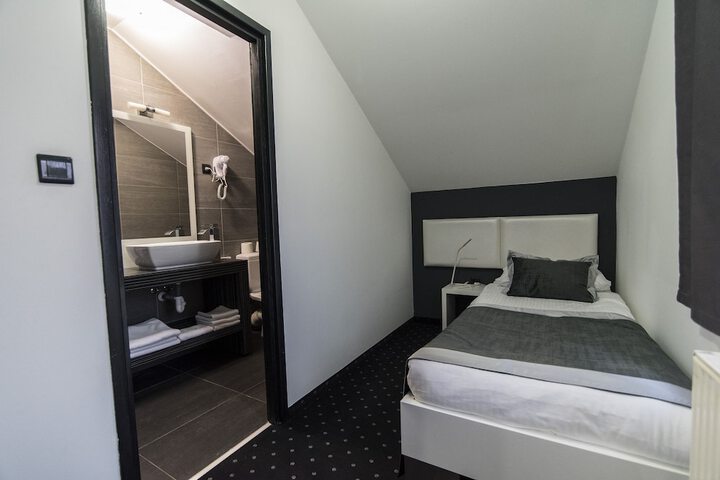 Room 15 of 60