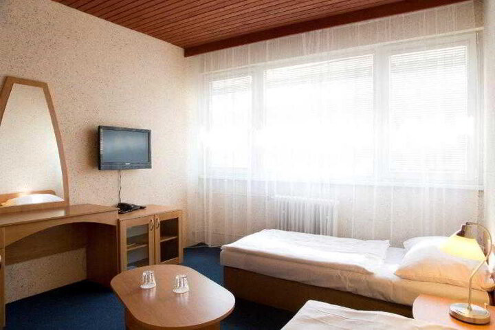 Room 5 of 9