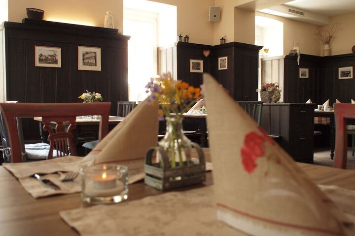 Dining 16 of 22