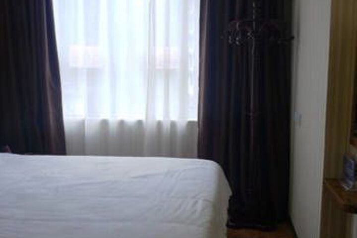 Room 4 of 9