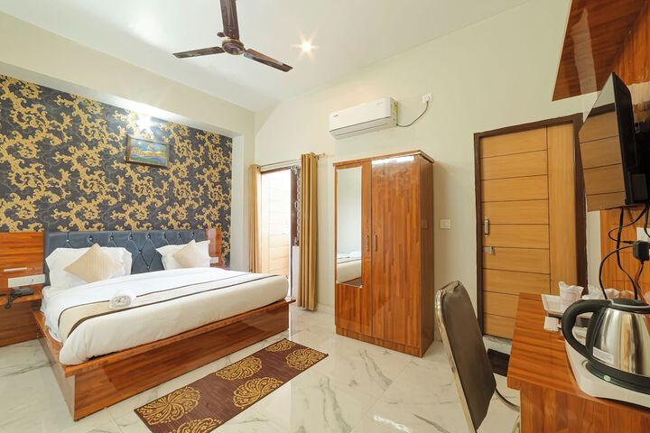 Room 5 of 13