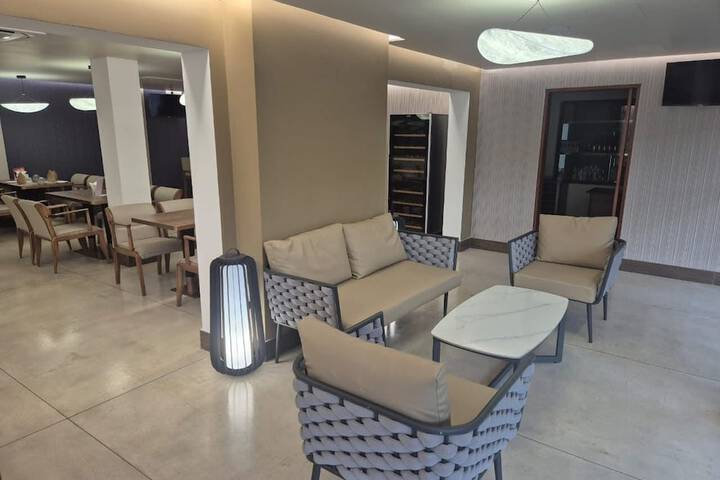 Lounge 78 of 104