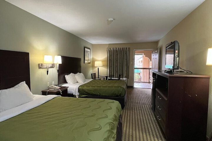 2 Queen Beds (8 of 9)